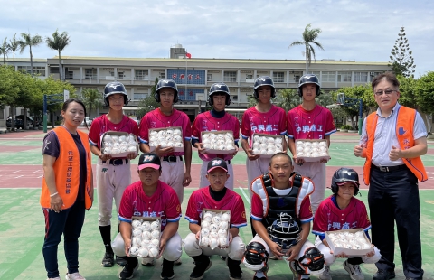 112.06.08捐贈苗栗私立中興商工棒球隊棒球用具(圖)