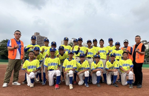 112.09.14捐贈高雄市立五福國中棒球隊球衣(圖)